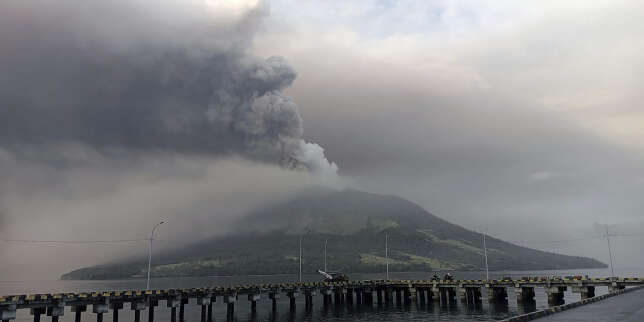 Des milliers d’habitants évacués en Indonésie en raison d’un volcan en éruption et d’un risque de tsunami